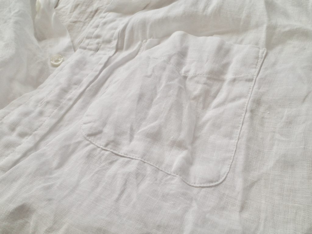 白いリネンのシャツ