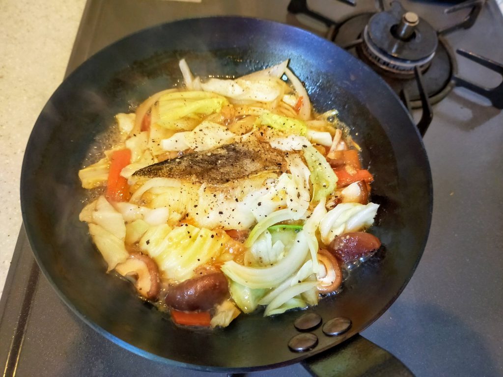 ちゃんちゃん焼きの調理中、野菜を盛る