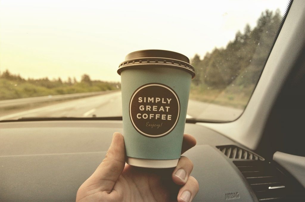 車のなかにあるコーヒー