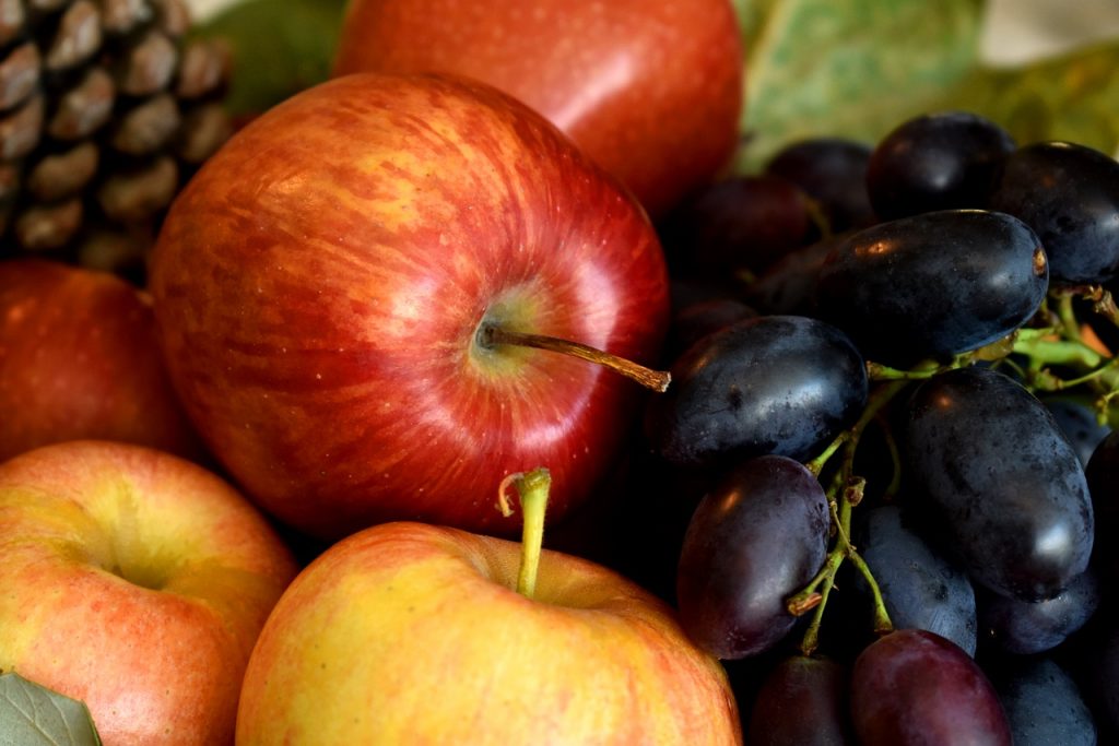 季節の果物。秋冬。りんご、ぶどう