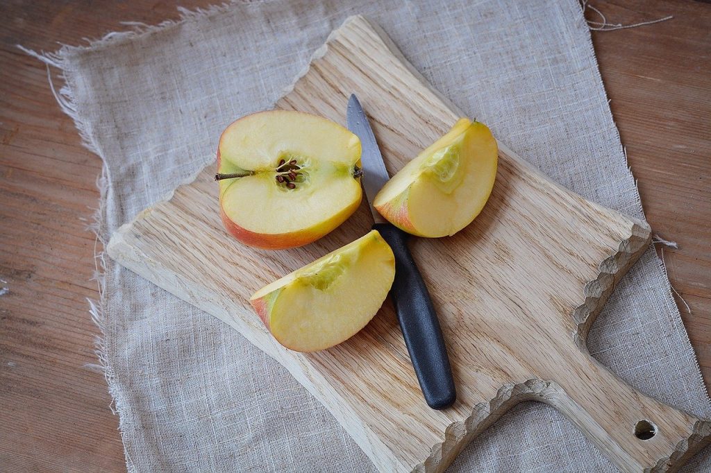 りんごのくし切り。ナイフ、まないた