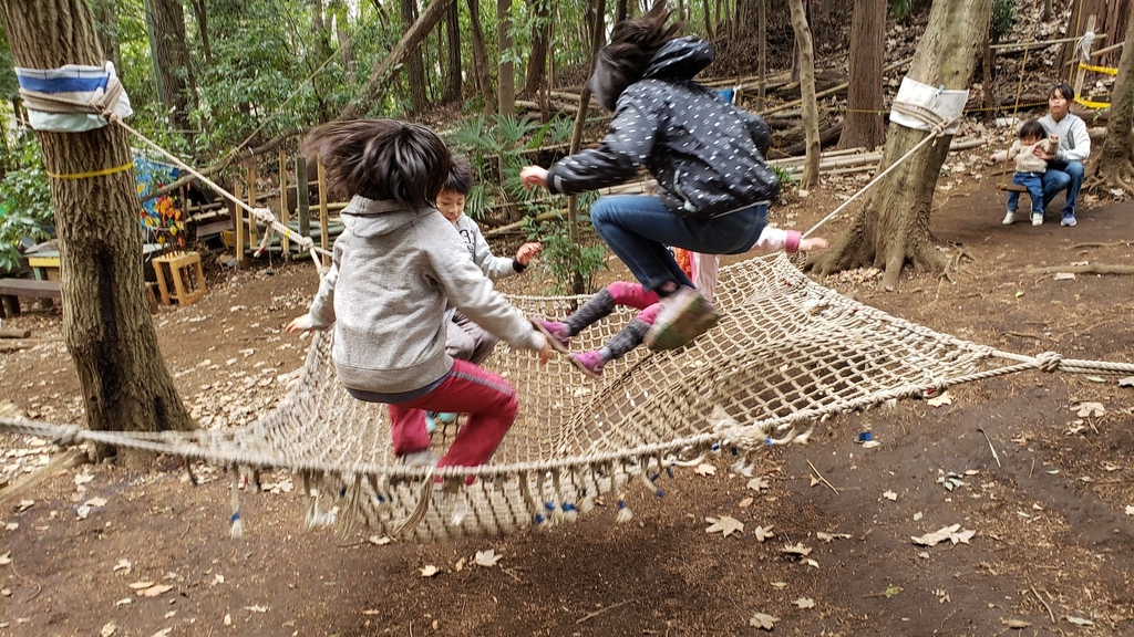 ハンモックで遊ぶ小さな子供たち