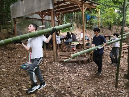 高校生ボランティアが竹を運ぶ