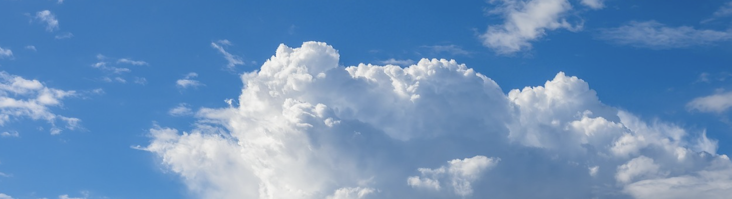 青空に白い雲が広がる